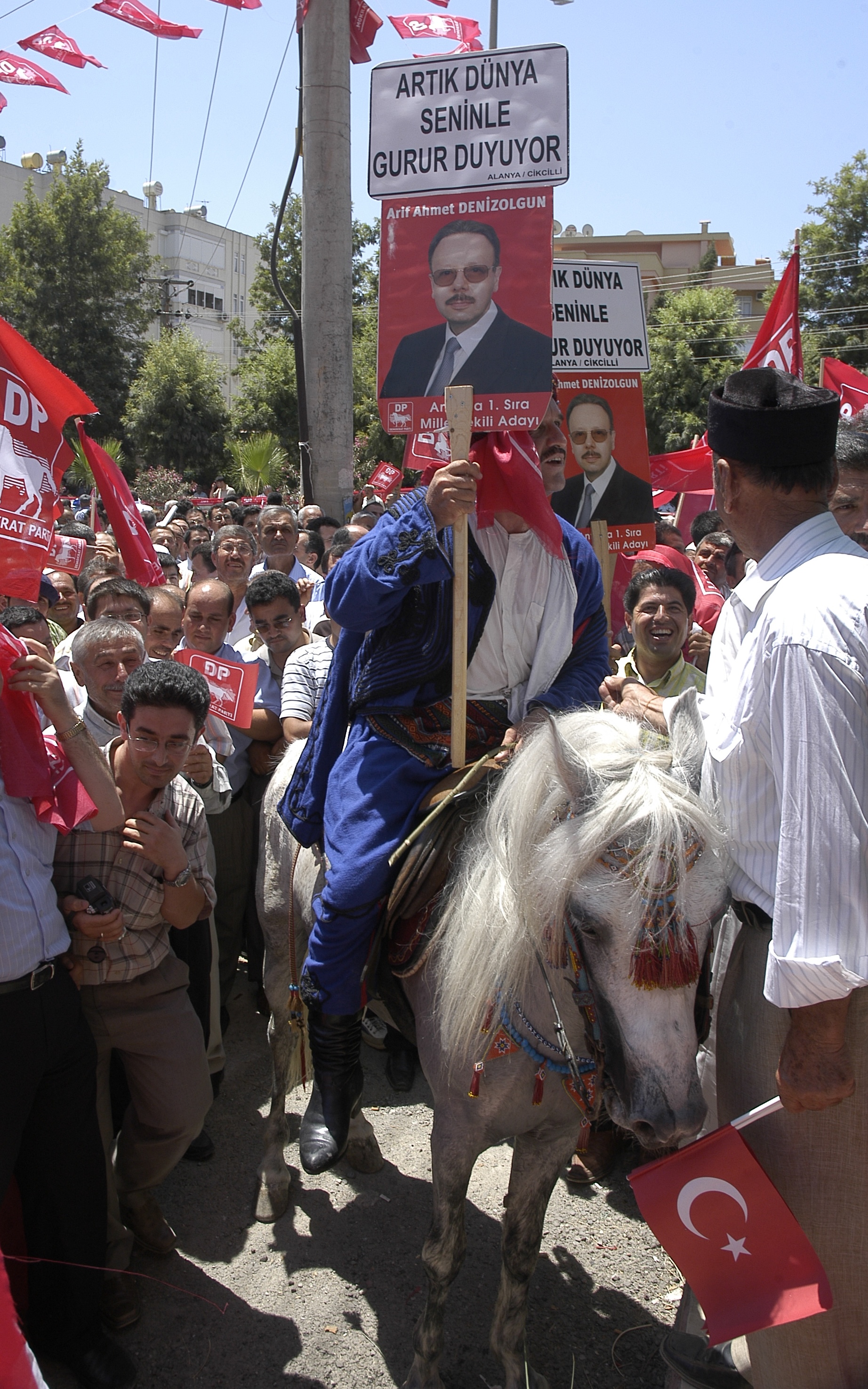 Ahmet Arif Denizolgun Alanya Cikcilli Seçim Mitingi Beyaz At ve Coşkulu Karşılama